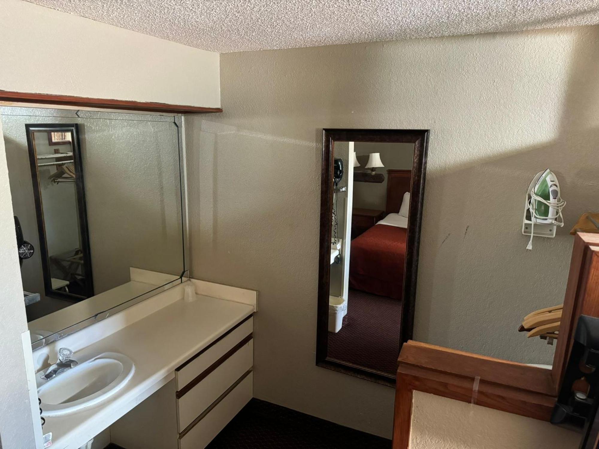 Rodeway Inn & Suites South Of Fiesta Park San Antonio Exterior photo
